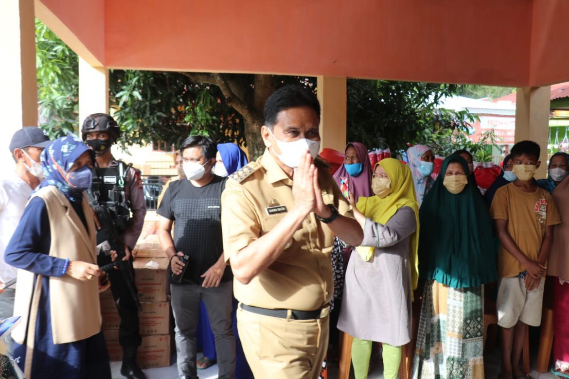 Bupati Barru Menerima Bantuan Bencana Banjir dari Kementerian Sosial