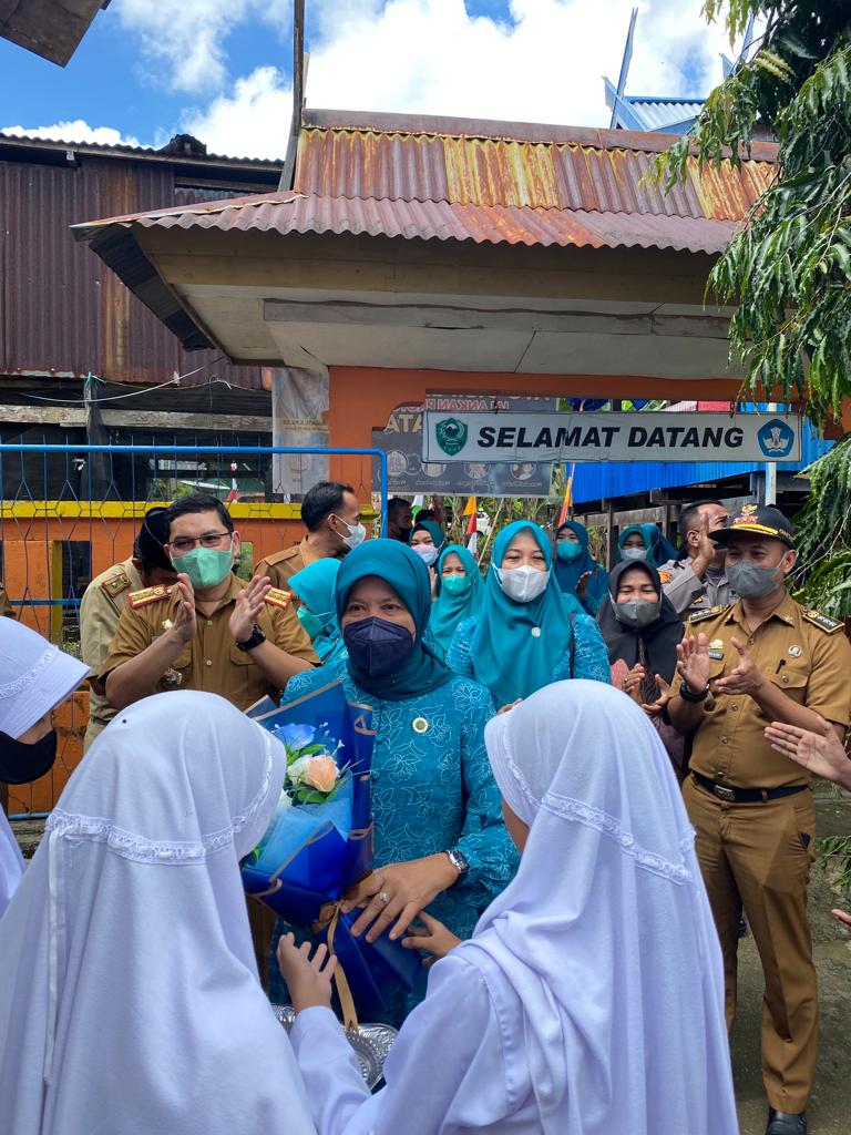 Bu Dokter Hasnah Syam Pantau Vaksinasi Anak di Beberapa Sekolah Dasar