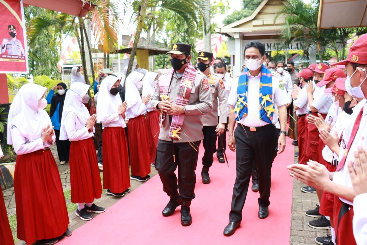 Tinjau Vaksinasi Anak di SD Satu Barru, Kapolda Sulsel Dibersamai Bupati Barru