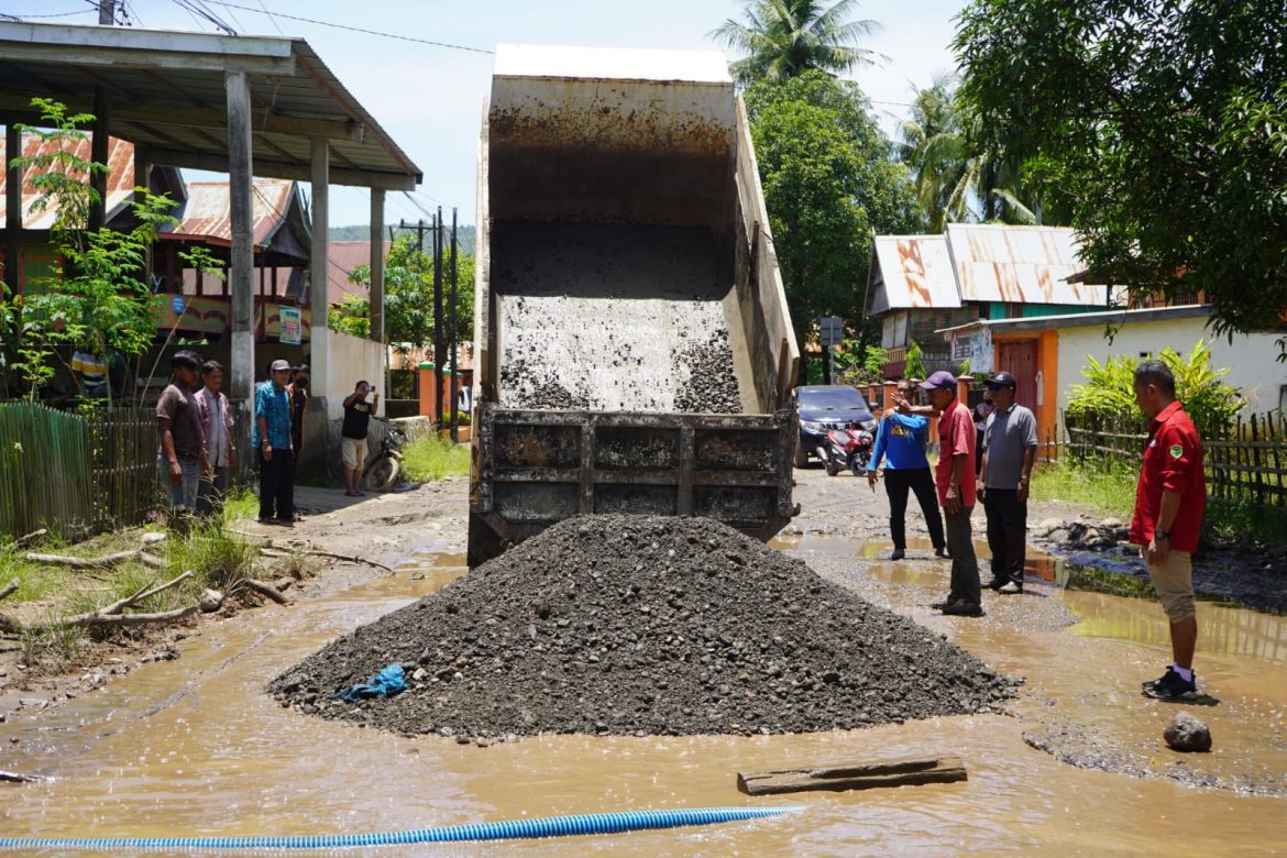 Bupati Barru Perintahkan Kepada Dinas Terkait Kerjakan Jalan Poros PKE Soppeng