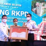 Bupati Barru Terima Piala Terbaik Harapan Kedua untuk Penghargaan Pembangunan Daerah Tahun 2022 Se-Sulsel IMG-20220330-WA0093
