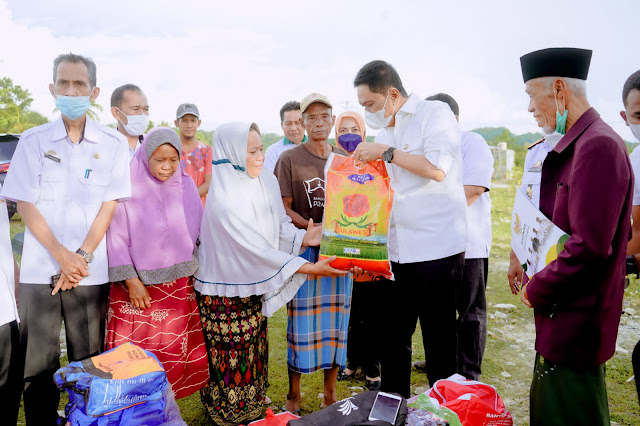 Kunjungi Korban Kebakaran, Bupati Barru Serahkan Bantuan