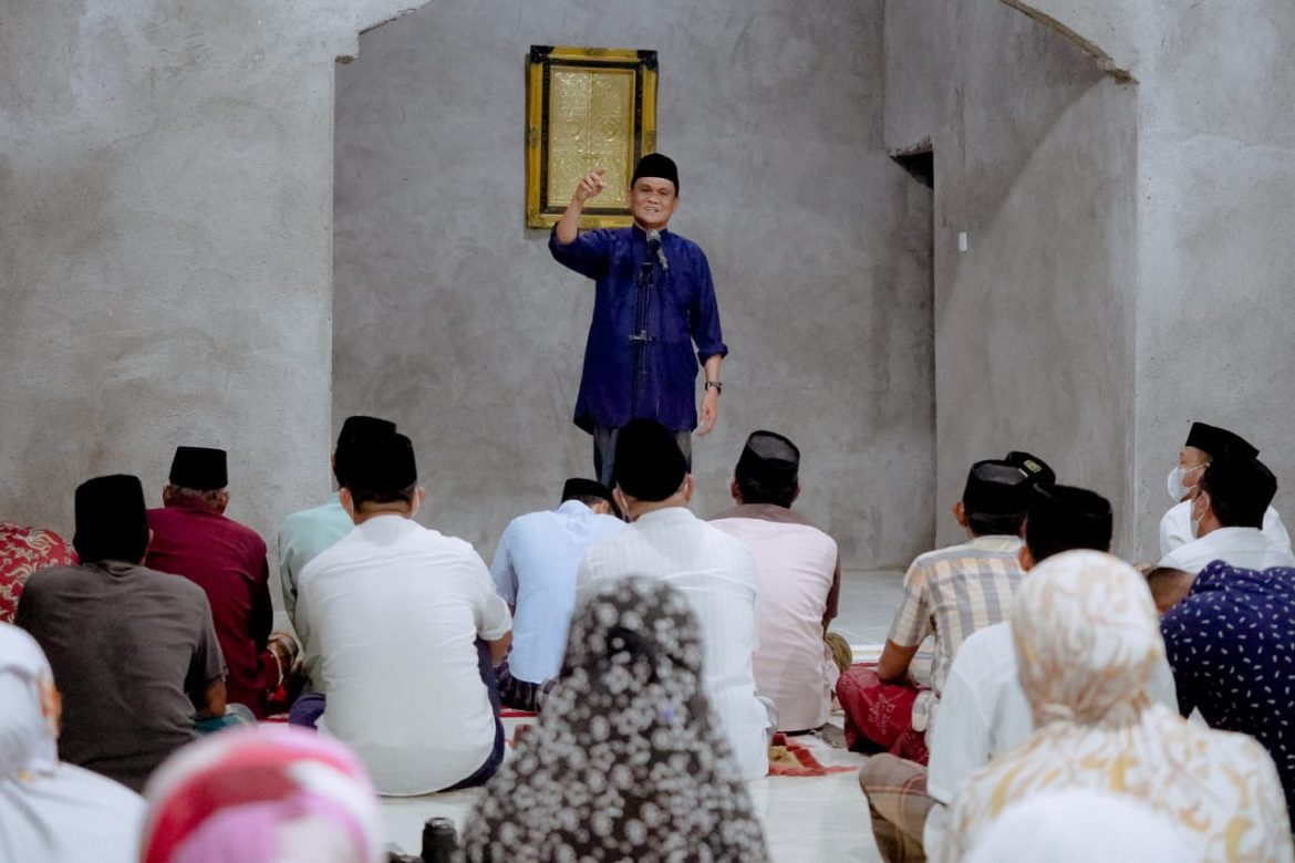 Bupati Barru Melakukan Shalat Isya dan Tarawih di Masjid Padangloang