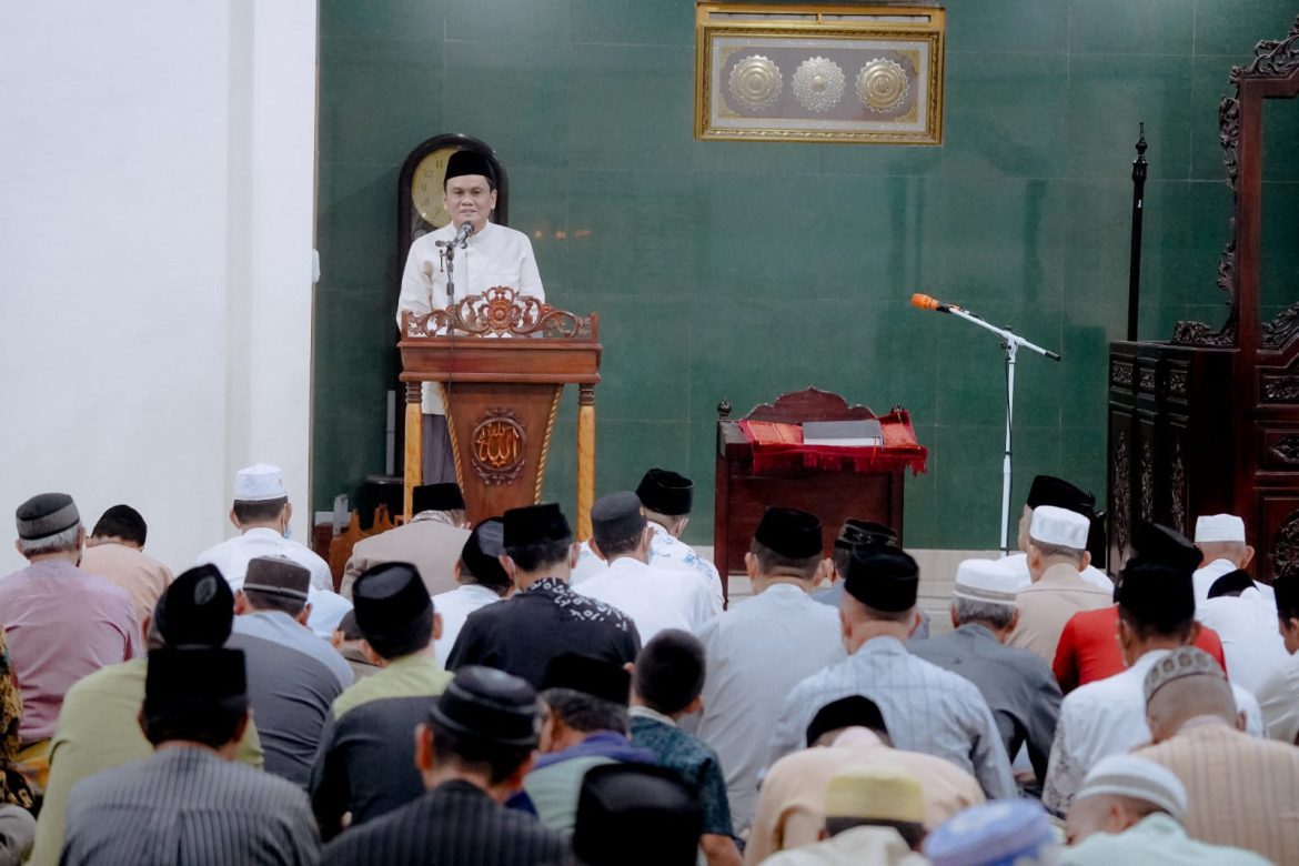Bupati Barru Shalat Fardhu Isya dan Tarawih Berjamaah di Masjid Agung Nurul Iman Barru