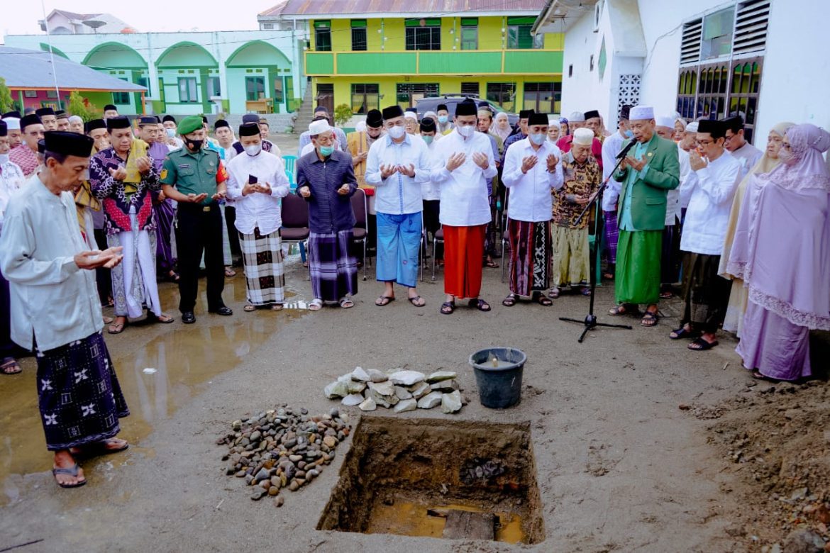 Bupati Barru Meletakan Batu Pertama Renovasi Pembangunan Masjid Besar Nurul Ittihad Pekkae