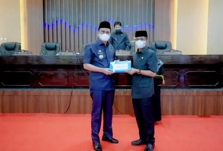 Bupati Suardi Saleh Serahkan LKPJ 2021 Pada Rapat Paripurna DPRD Barru