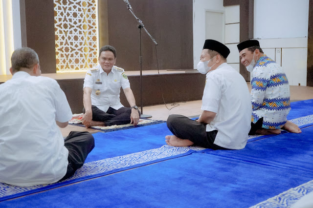 Usai Shalat Dhuhur Berjamaah, Bupati Barru Sampaikan Kultum Di Hadapan ASN Pemda