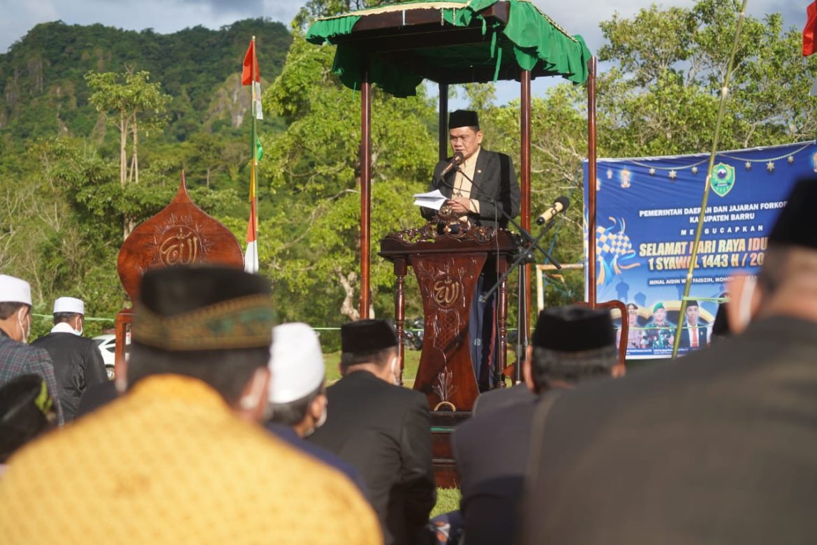 Bupati Barru Sholat Idul Fitri Bersama Keluarga di Doi Doi