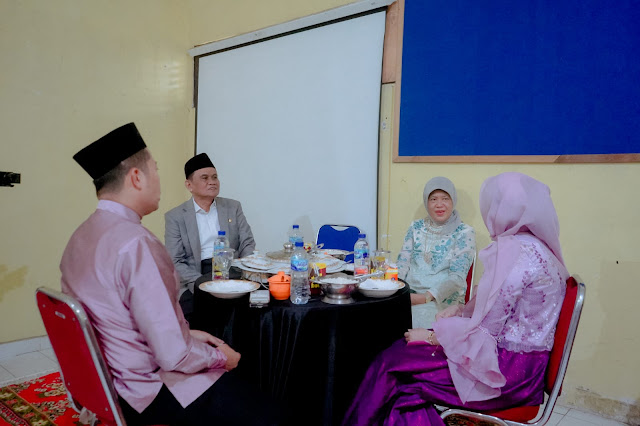 Selepas Shalat Ied, Bupati Barru Sempatkan Cicipi Makanan Yang Disediakan Panitia