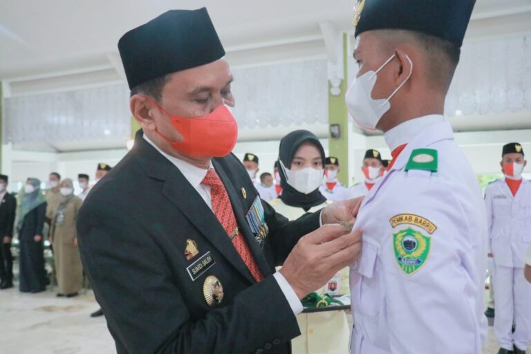 Bupati Barru Kukuhkan Pasukan Pengibar Bendera Pusaka Di Singkeru Ada’e