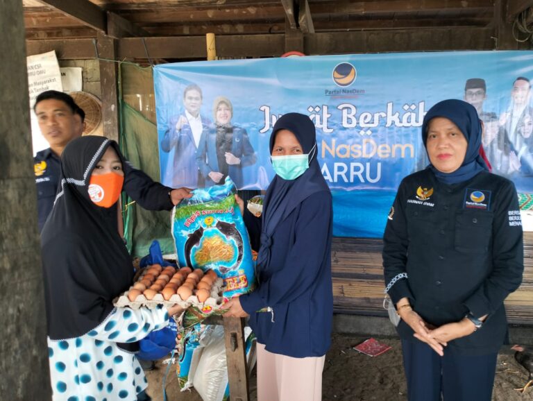 Didampingi Para Pengurus NasDem, Bu’Dokter Serahkan Bantuan Sembako