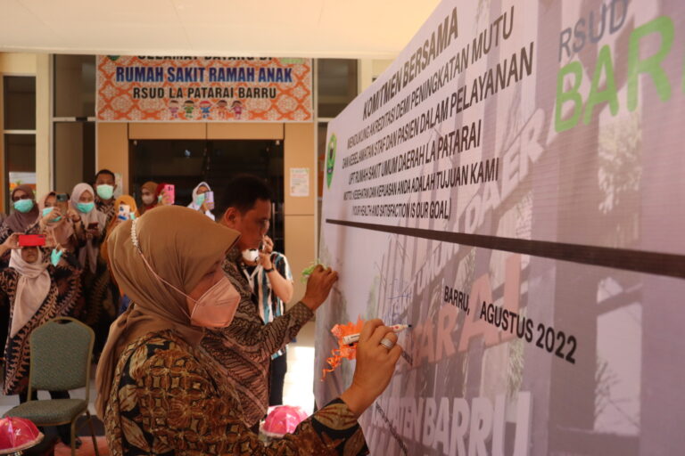 Dukung Akreditasi Peningkatan Mutu Keselamatan UPT RS, Bupati Barru Dan Istri Tandatangani Komitmen Bersama
