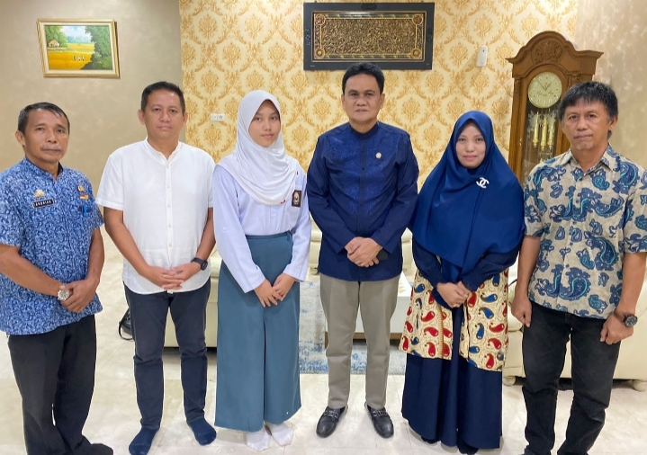 Bupati Barru Ucapkan Selamat Kepada Viola Auliya Rizqi, Terpilih Jadi Paskibraka Tingkat SULSEL