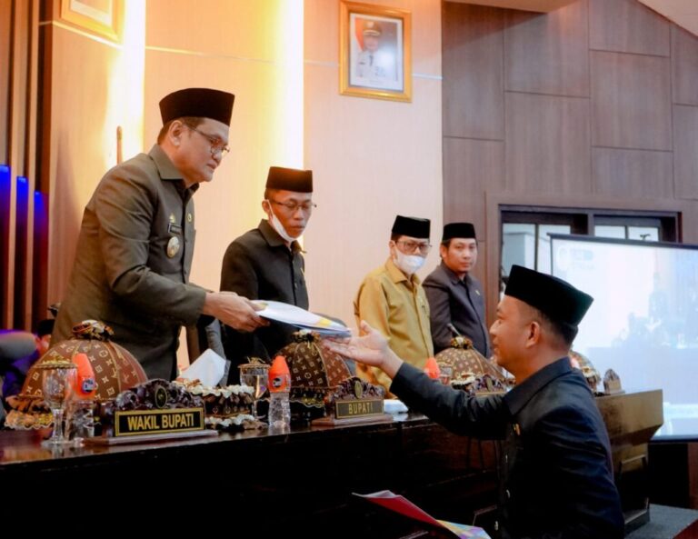 DPRD Barru Terima Ranperda LKPJ Pelaksanaan APBD 2021