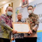 Capai Target BIAN Tercepat Di Sulsel, Bupati Barru Kembali Terima Piagam Penghargaan d51b11c874c0cfc20f6bc9fe47119893713b6b5b2446b12a1f318b62be31baa2.0