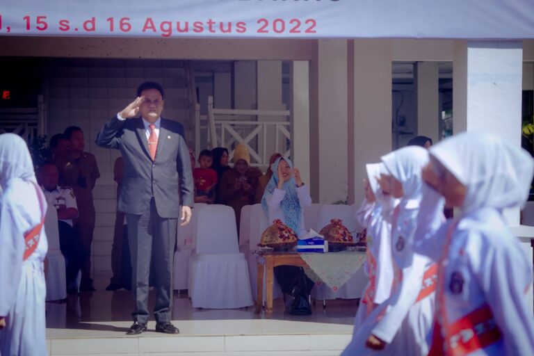 HUT Kemerdekaan RI Ke-77, Bupati Barru Saksikan Ratusan Pelajar Ikut Lomba Gerak Jalan