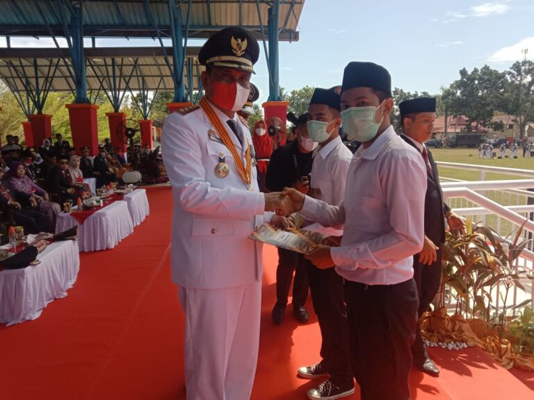 HUT RI Ke-77, Bupati Barru Serahkan Remisi Kepada Napi Rutan Kelas II B