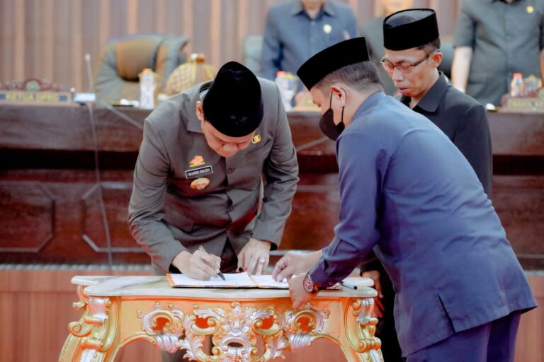 Bupati Dan Ketua DPRD Barru Tanda Tangani Nota Kesepakatan Perubahan KUA, PPAS APBD 2022