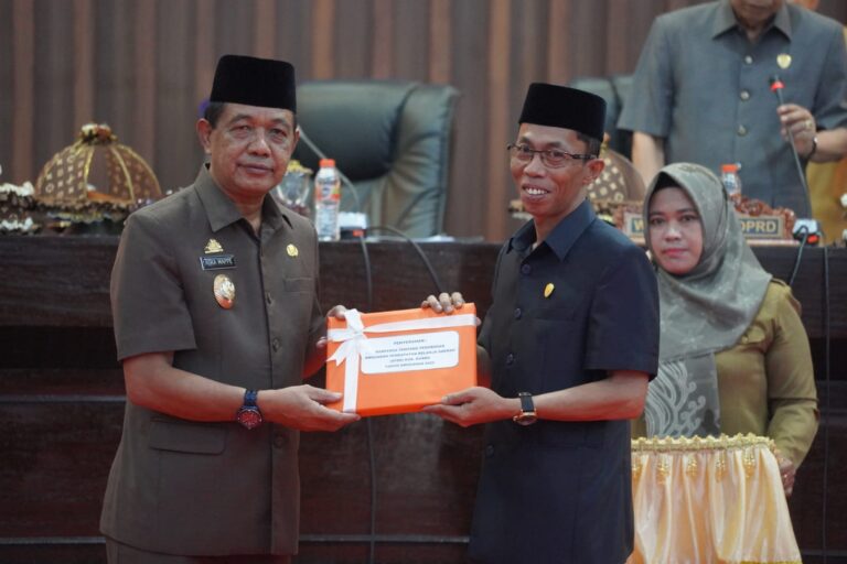 Wabup Aska Mappe Serahkan Ranperda Perubahan APBD T.A 2022 Ke DPRD