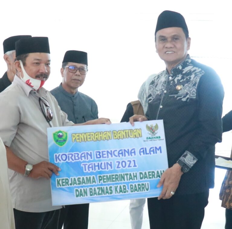 Bupati Barru Serahkan Bantuan Dari BAZNAS Untuk Korban Bencana Alam