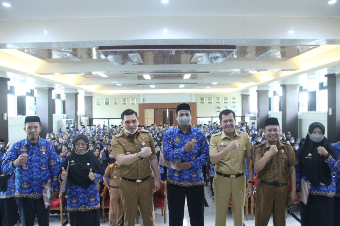 Sekda Takalar Serahkan SK Pengangkatan PPPK Formasi Guru Tahun 2021 Lingkup Pemkab. Takalar