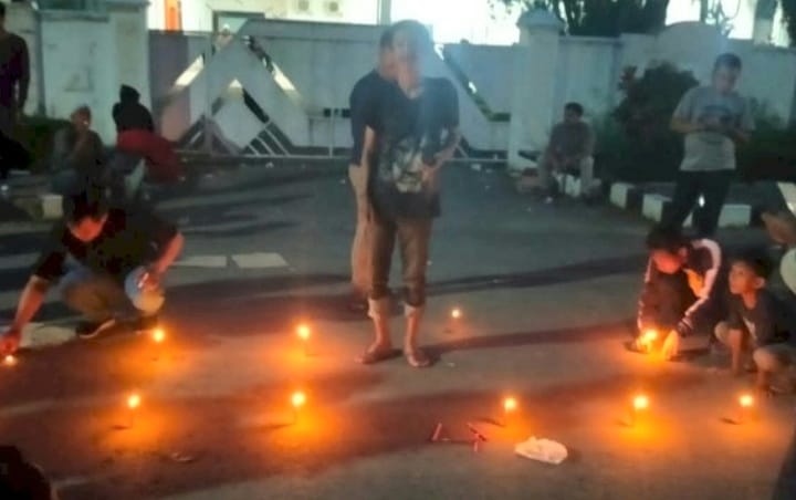 Unjuk Rasa Dan Aksi Bakar Lilin Oleh Pendukun Cakades Di Depan Rujab Bupati Takalar