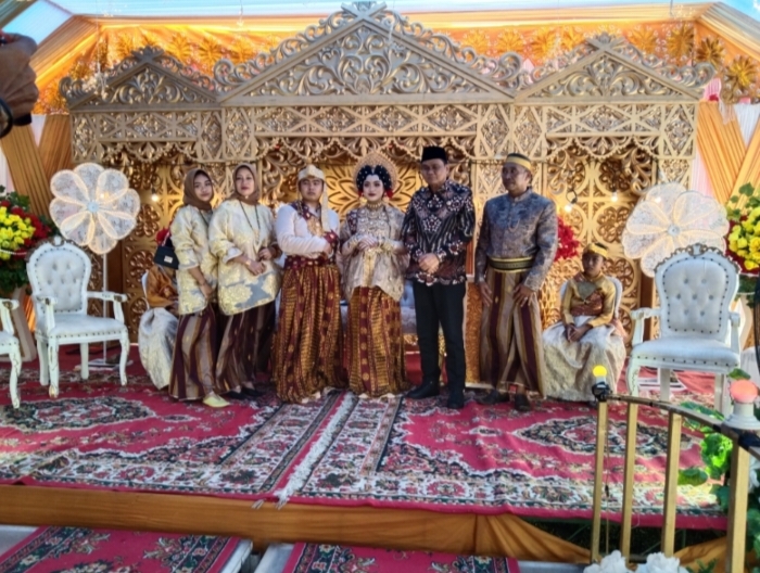 Bupati Barru Hadiri Resepsi Pernikahan Putri Ketua Bumdes Desa Cilellang
