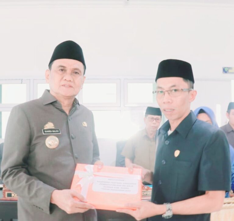 Bupati Barru Serahkan RAPBD T.2023 Kepada Ketua DPRD