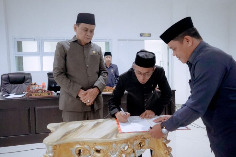 Bupati Dan Ketua DPRD Barru Setujui Pengesahan APBD T.A 2023