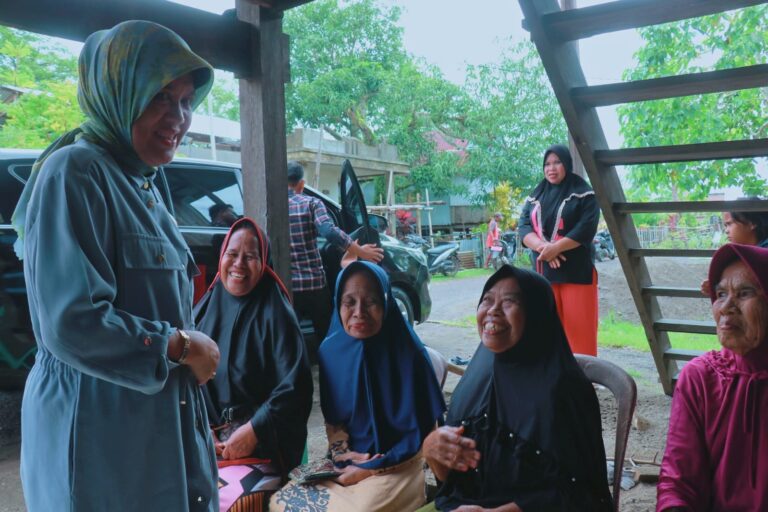 Ketua TP PKK Kab. Barru Kunjungan Langsung ke Wilayah Pesisir Kecamatan Soppeng Riaja