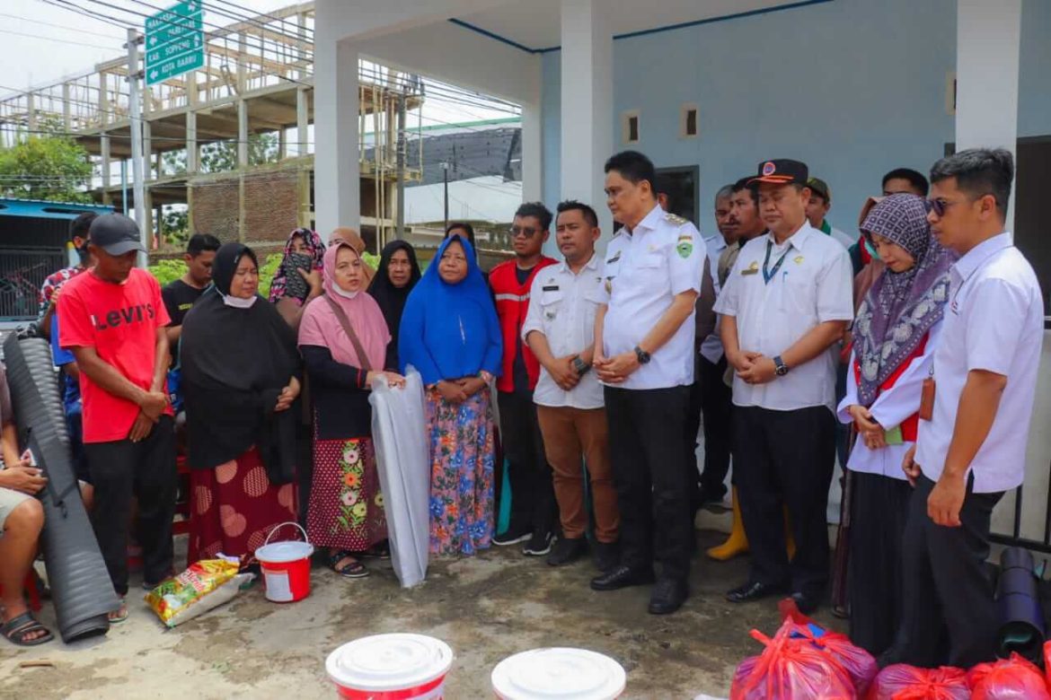 Bupati Barru Serahkan Bantuan Pada Korban Bencana Puting Beliung
