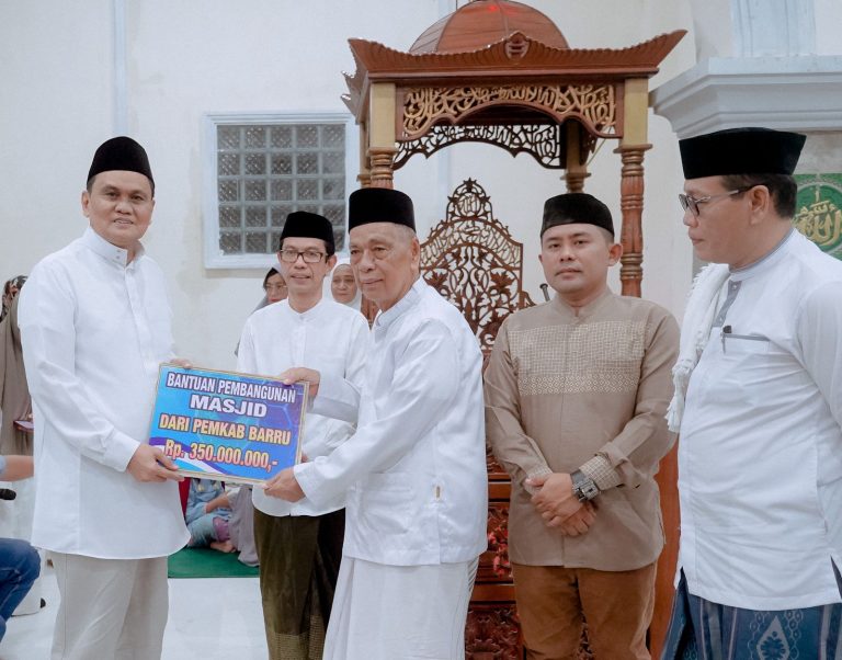 Bupati Barru Serahkan Bantuan Masjid Nurul Ittihad Pekkae Rp 350 Juta