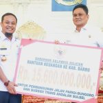 Pemprov Sulawesi Selatan Serahkan Bantuan ke Pemkab Barru 8a6bb7359b1e9cdecf0041d0f7873ca9b718a464e6893a93cd2c3325b3223b3d.0