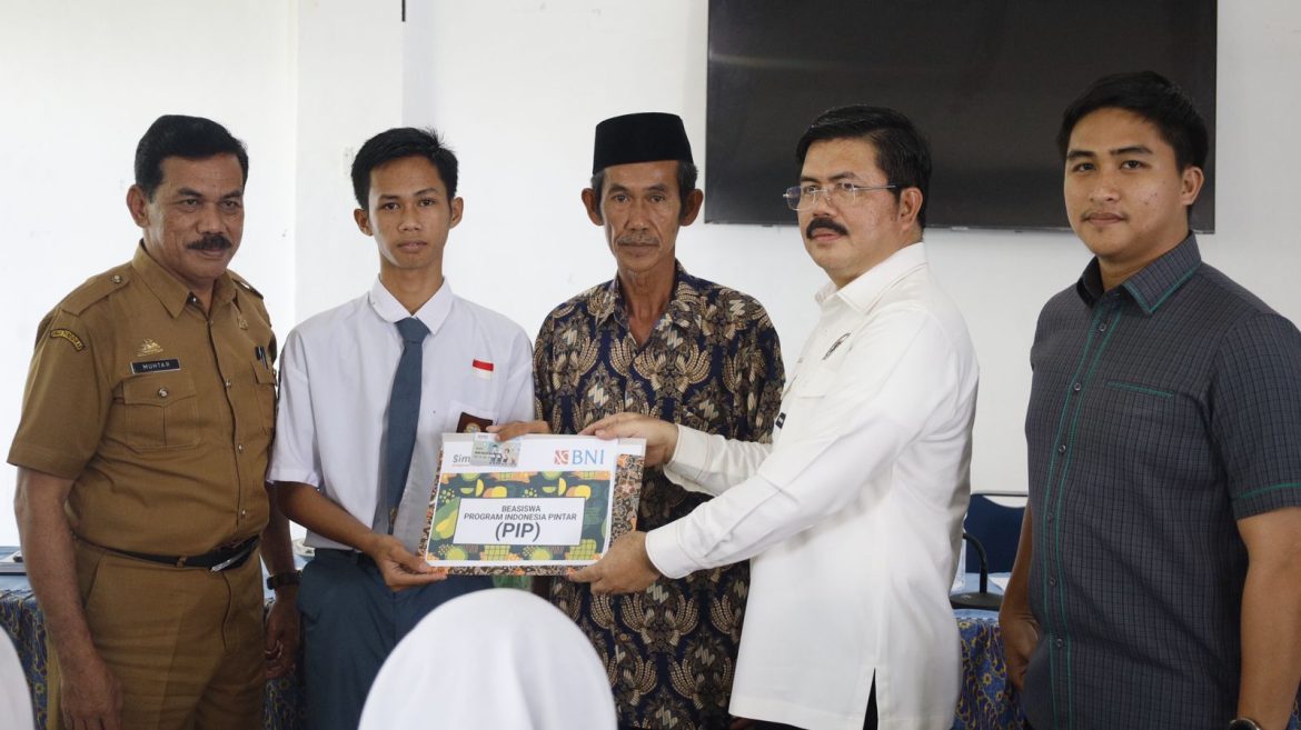 Anggota DPR RI H. Muh Aras Serahkan Bantuan PIP 132 Murid di Maros