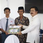 Anggota DPR RI H. Muh Aras Serahkan Bantuan PIP 132 Murid di Maros IMG-20230227-WA0199