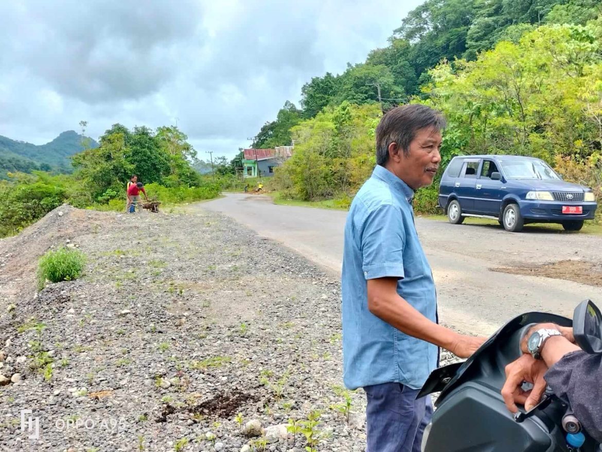 Usai Kontrol Pekerja Perbaikan Jalan Berlubang, Kadis PU Lanjut Dampingi Bupati Barru ke Pattappa