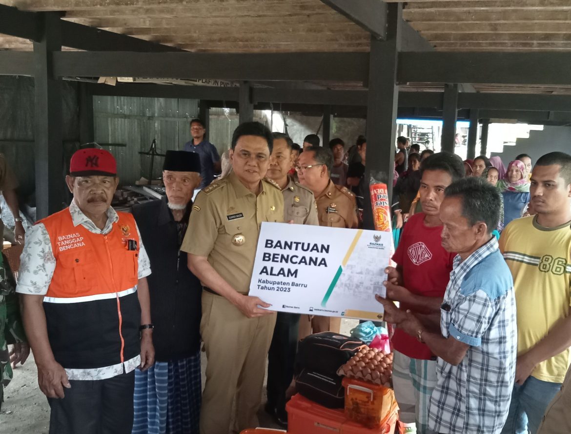 Bupati Barru Kunjungi Sekaligus Bantu Korban Kebakaran Labuaka