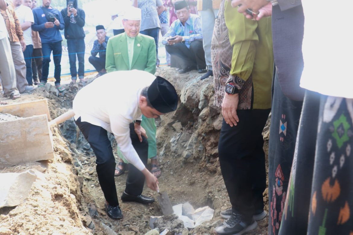Bupati Barru Melakukan Peletakan Batu Pertama Pondok Pesantren Modern Jabal Uhud
