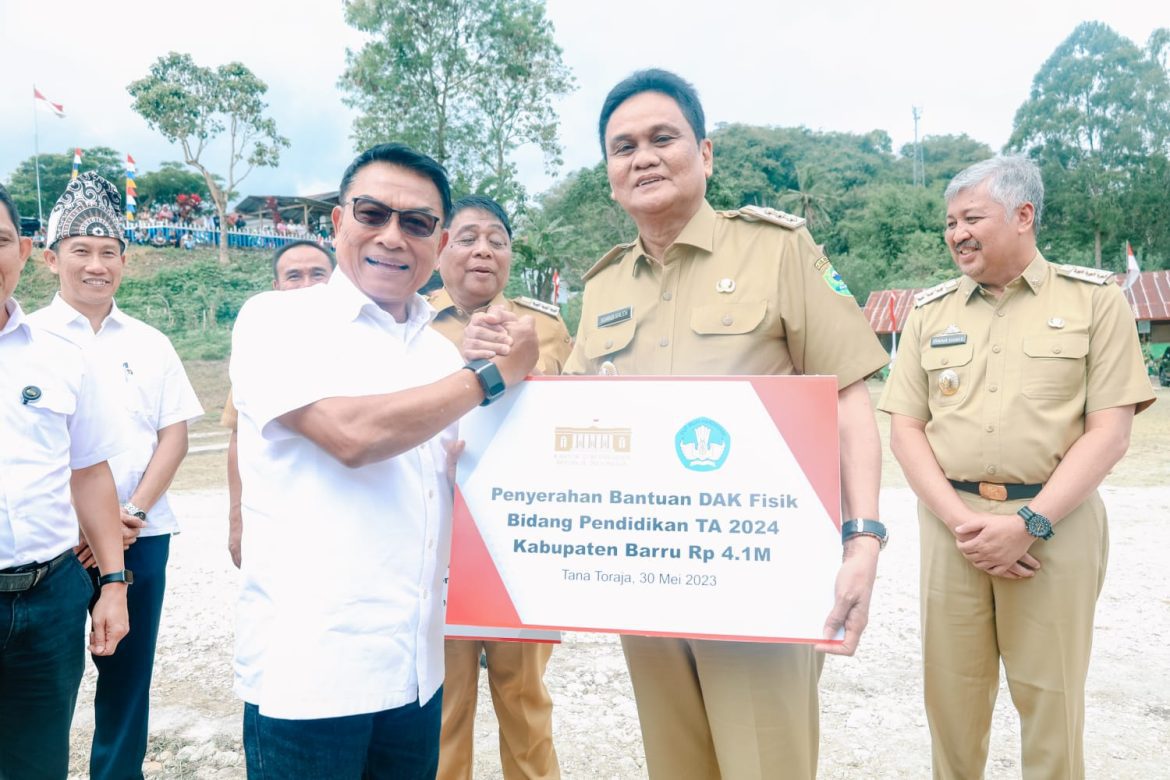 Bupati Barru Menerima langsung DAK Fisik dari Staf Kepresidenan RI