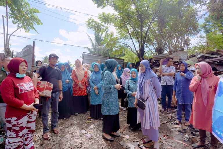 Ketua TP PKK Barru Kunjungi Korban Kebakaran Pengepulan Plastik di Desa Bojo