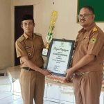 Kadis BPMD Barru Jamaluddin Serahkan Piala dan Penghargaan kepada Kades Paccekke Sebagai Juara I Lomba Desa Tingkat Kab.Barru IMG-20230605-WA0136
