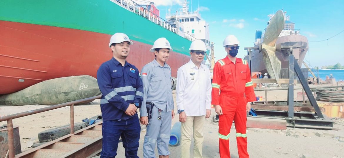 Wakil Bupati Barru Aska Mappe Hadiri Peluncuran Kapal Baru Galangan Kapal di Baturebbange