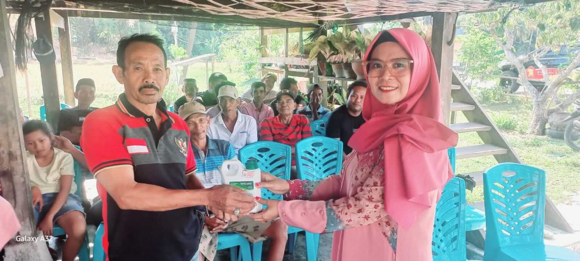 Syamsiah S.Pdi, Caleg DPRD Barru Partai Gerindra Berikan Bantuan Pupuk Cair ke Warga Dusun Panrenge
