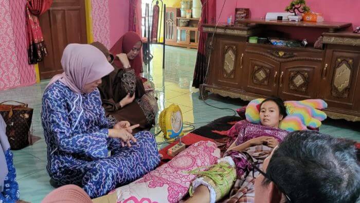 Rasa Empati, Ketua TP.PKK Kabupaten Barru Hasnah Syam Kunjungi Korban Kecelakaan di Tampung Cinae