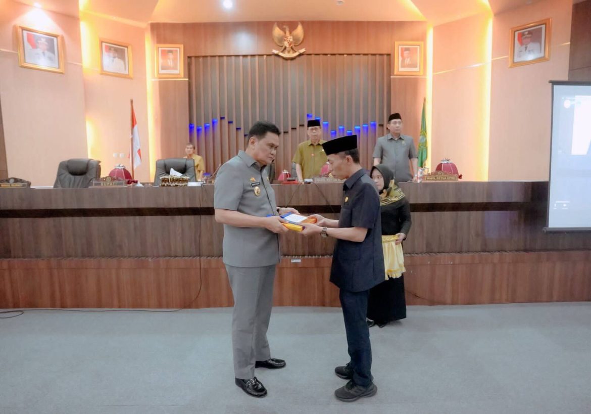 Bupati Barru Serahkan KUA PPAS Tahun 2024 ke Ketua DPRD Lukman, T