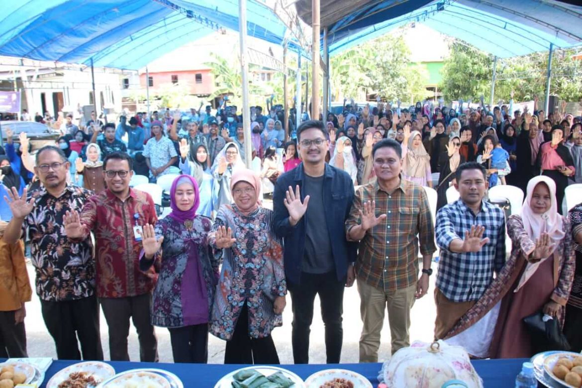 Ketua TP.PKK Barru Hasnah Syam dan Bupati Barru Bareng BKKBN Gelar Sosialisasi Upaya Pencegahan Stunting dari Hulu di Desa Lasitae