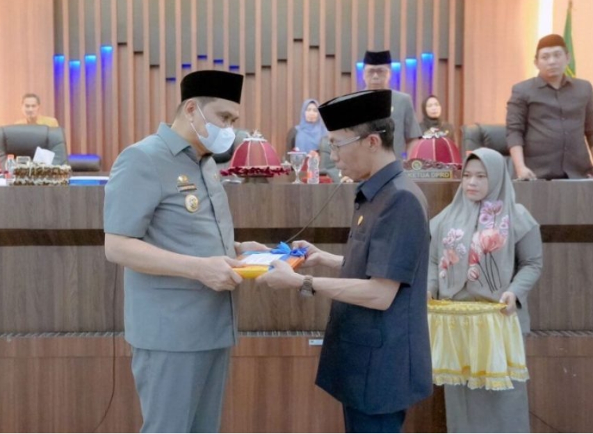 Penguatan Kebijakan, Bupati Barru Serahkan KUA–PPAS APBD TA.2023 ke Ketua DPRD