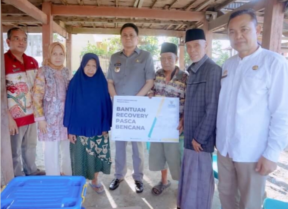 Bupati Suardi Saleh Serahkan Bantuan ke Korban Kebakaran di Wirae Desa Ajakkang