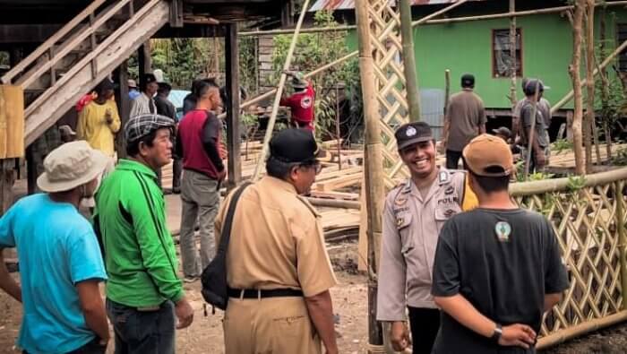 Bhabinkamtibmas Desa Palakka Lakukan Gotong Royong Bersama Warga Dirikan “Sarapo Botting”