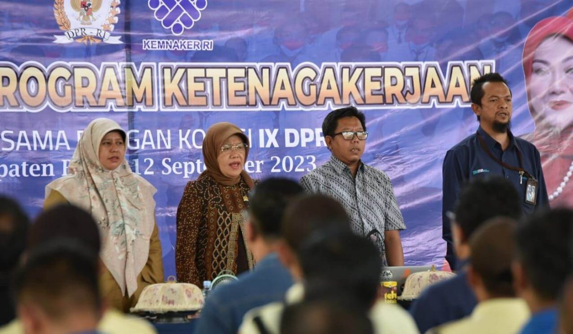 Ketua TP.PKK Barru Hasnah Syam Gelar Sosialisasi Ketenagakerjaan di PLTU Bawasalo